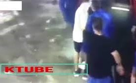 بالفيديو.. ثور هائج يقتل رجلاً بعد اشتعال النيران في قرونه