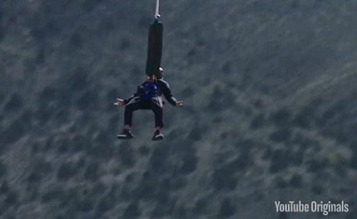 بالفيديو... ويل سميث يقفز من طائرة احتفالاً بعيده الخمسين
