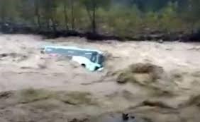فيديو مرعب.. السيول تلتهم حافلة ركاب وكأنها لعبة صغيرة