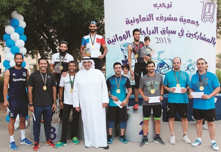 عمر القناعي مكرما الفائزين﻿