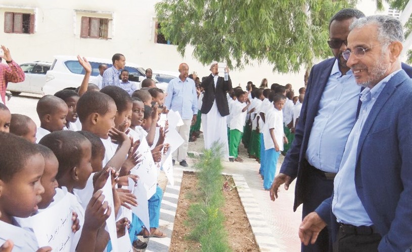 د.عبدالرحمن المحيلان وعدد من الأيتام في الصومال﻿