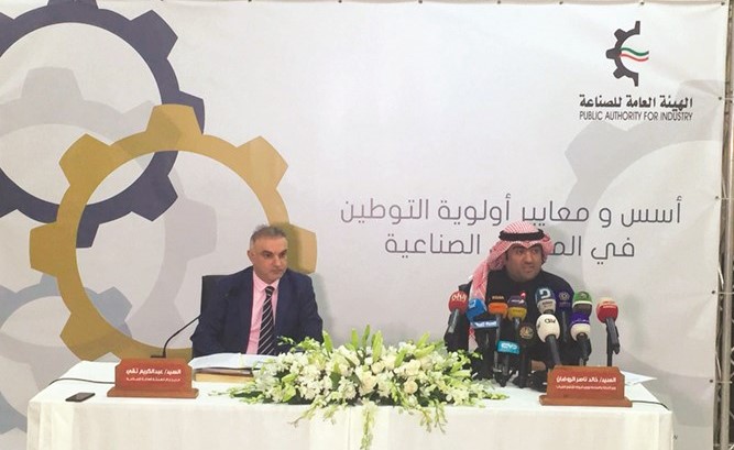 خالد الروضان وعبدالكريم تقي في أحد المؤتمرات الصحافية لهيئة الصناعة﻿