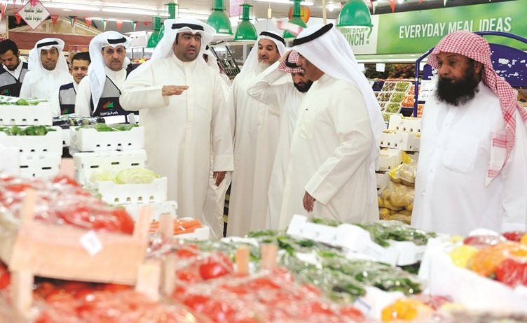 زيارات ميدانية لأسواق الفاكهة والخضار لمراقبة التزام البائعين بلوائح البيع﻿