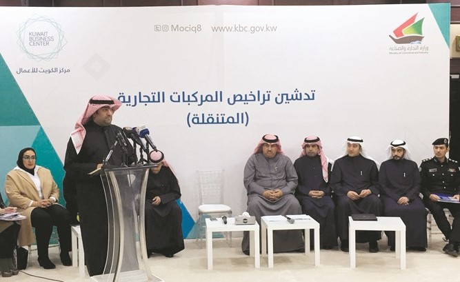 الروضان خلال تدشين تراخيص المركبات التجارية المتنقلة ﻿