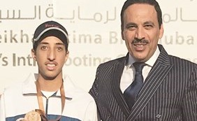 دعيج العتيبي مع الرامي أحمد العواد عقب تتويجه	(كونا)﻿
