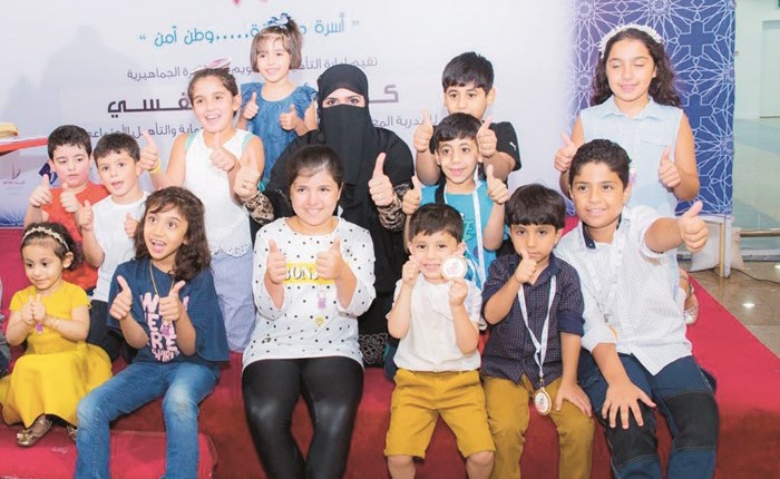 زينب المحمود وعدد من الأطفال المشاركين في المحاضرة﻿
