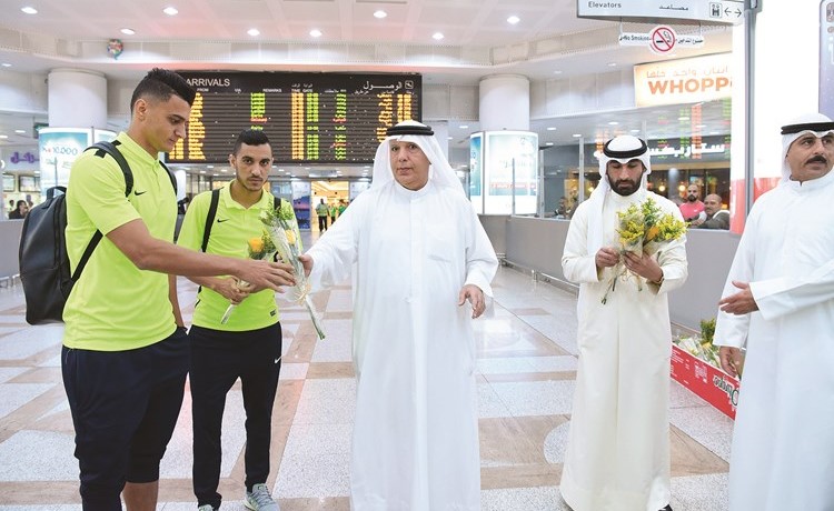 حسن أبو الحسن مستقبلا لاعبي الزمالك بالورود (ريليش كومار)﻿