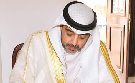 الشيخ محمد العبدالله يسجل كلمة في سجل التعازي﻿
