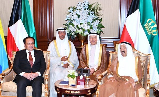  صاحب السمو الأمير الشيخ صباح الأحمد مستقبلا سفير اندونيسيا لدى الكويت تاتاج بودي اوتاما رازق﻿