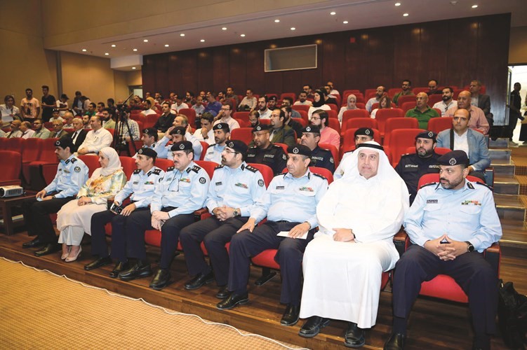 جانب من ورشة العمل التي أقامتها الإدارة العامة للإطفاء ﻿