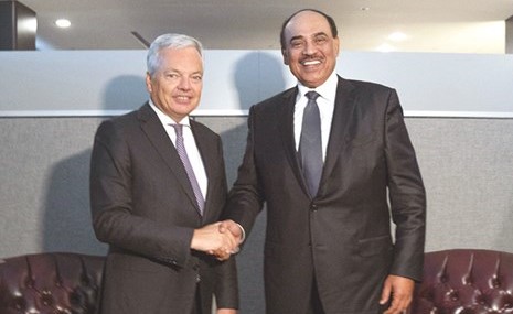 الشيخ صباح الخالد مصافحا وزير خارجية بلجيكا ديدييه ريندرز ﻿