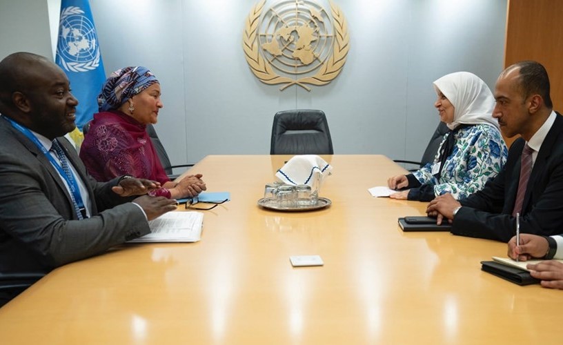 هند الصبيح خلال لقائها مع نائبة الأمين العام للامم المتحدة أمينة محمد ﻿