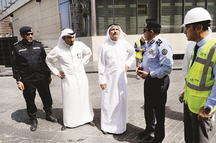 عصام الصقر برفقة العميد خليل عبدالرضا الأمير بعد السيطرة على الحريق﻿
