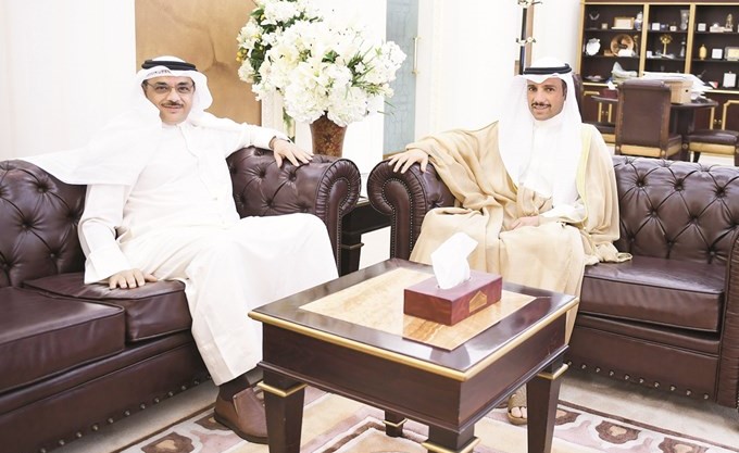 الرئيس الغانم مع سفير الكويت لدى سويسرا بدر التنيب﻿