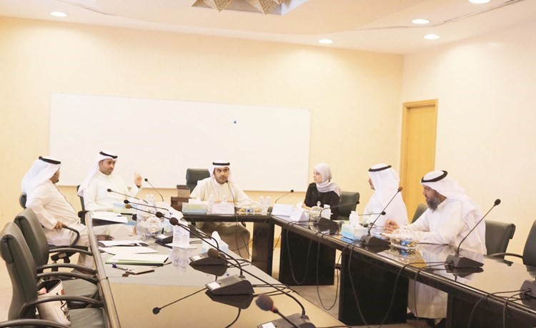 عبدالعزيز المعجل مترئسا الاجتماع الأول للجنة أمس﻿
