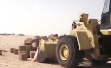 جانب من عملية الإزالة ﻿
