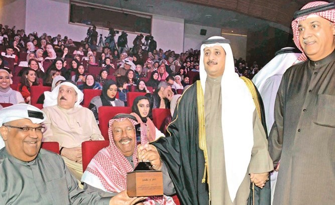 الراحل الحديبي يتسلم تكريمه من م.علي اليوحة ود.بدر الدويش بحضور نبيل شعيل﻿