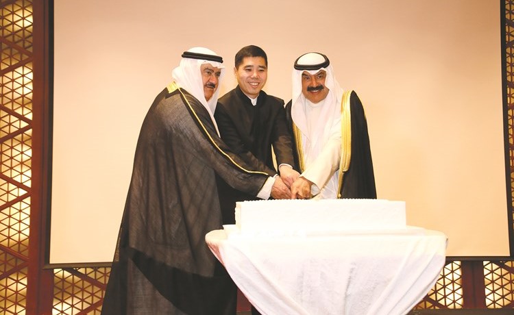 خالد الجارالله وثابت المهنا يشاركان السفير الصيني وانغ دي قطع كعكة الاحتفال﻿