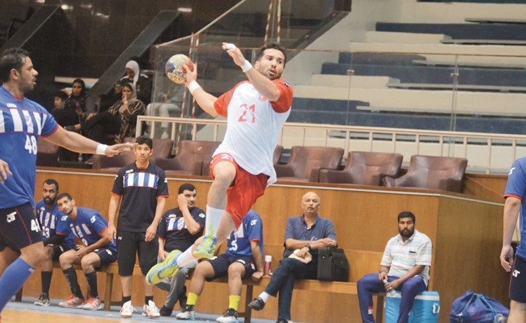لاعب الكويت يعقوب اسيري مستغلا هجمة مرتدة﻿
