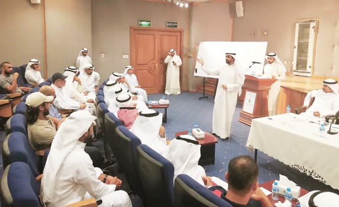  د.صقر الملا يناقش لائحة الاحتراف مع ممثلي الأندية﻿