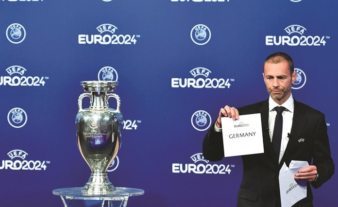 رئيس الاتحاد الأوروبي لكرة القدم الكسندرتشيفرين يعلن فوز ألمانيا بالاستضافة﻿
