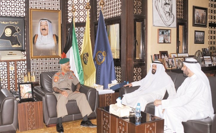 الفريق الركن محمد الخضر مستقبلا د.خالد الشطي وجاسم الربيع﻿