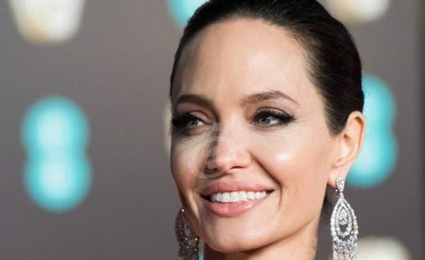 بالصور- أنجلينا جولي تعود الى السينما بأول إطلالة لها بالشعر الأشقر