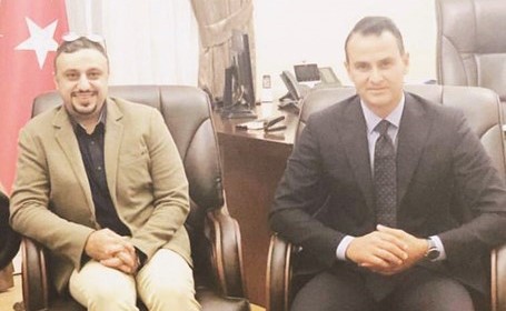 المنتج محمد العنزي مع المنتج التركي اركين يلماز بعد الاتفاق﻿