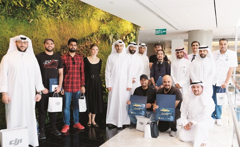 كلاوديا لوبوسينسكا مع مدير التسويق في مجمع 360 وعدد من الفائزين والمشاركين﻿