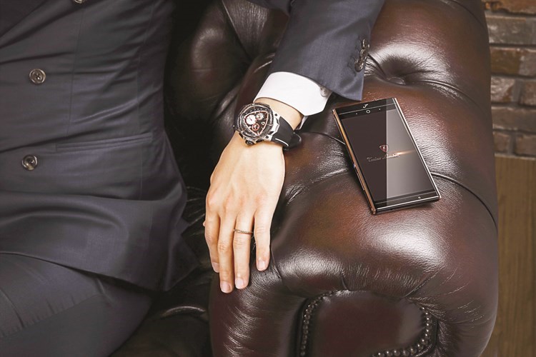 الهواتف الذكية وساعات Tonino Lamborghini متوافرة لدى أفرع «روائع جنيف»