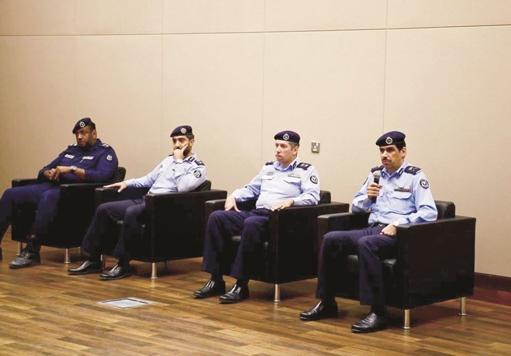 اللواء فهد وعدد من ضباط الإطفاء خلال اللقاء ﻿