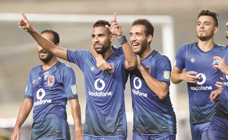 نجم الأهلي مؤمن زكريا يحتفل بتسجيل الهدف الثاني﻿