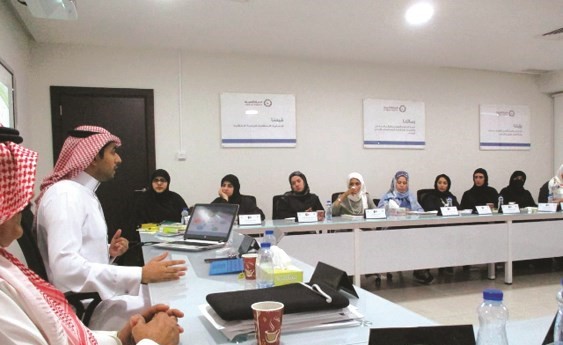 عدد من المشاركين والمشاركات في الدورة﻿