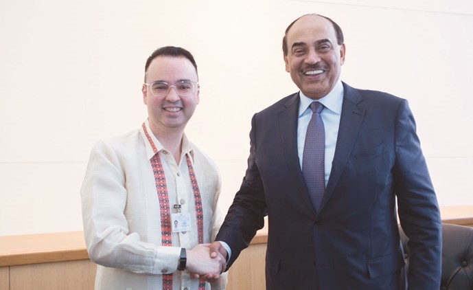 الشيخ صباح الخالد مع وزير خارجية الفلبين آلان بيتر	﻿