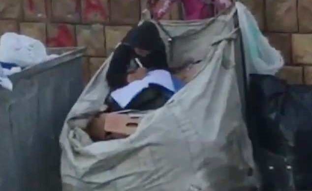 بالفيديو..تغير حياة طفلة سورية بعد انتشار فيديو لها وهي تدرس فوق "كومة نفايات" في تركيا