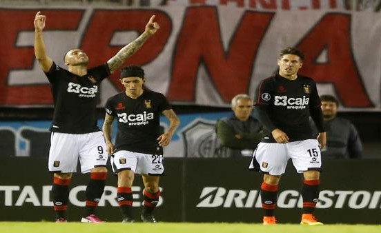 بالفيديو.. هدف "كوميدي" في الدوري البيروفي يشعل مواقع التواصل الاجتماعي