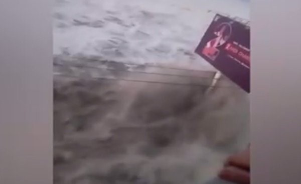 بالفيديو.. مشاهد مرعبة لموجات تسونامي عاتية في إندونيسيا