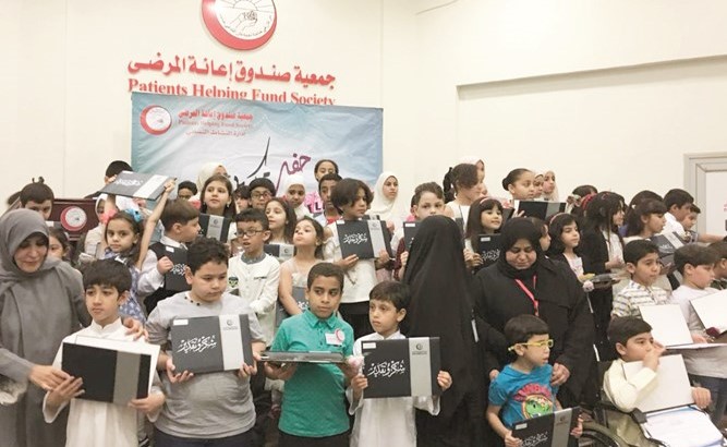 خديجة عبدالصمد تتوسط المكرمين ﻿
