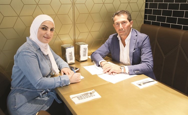 ماسيمو إنوسينتي والزميلة دارين العلي خلال اللقاء ﻿