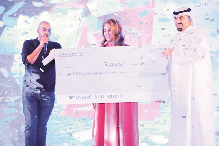 محمد العثمان وهنادي خزعل خلال الإعلان عن الفائز بالسحب الربع سنوي لحساب الجوهرة بقيمة 250 ألف دينار ﻿