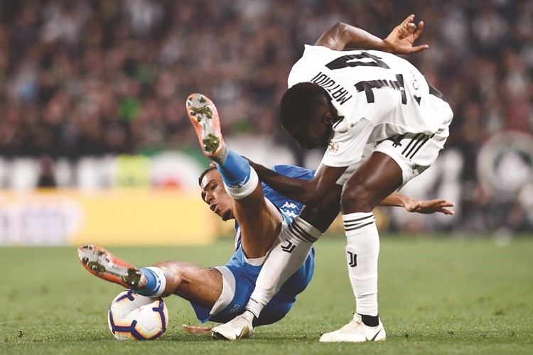 صراع كروي بين لاعب نابولي الان ولاعب يوفنتوس بليس ماتويدي- (أ.ف.پ) ﻿
