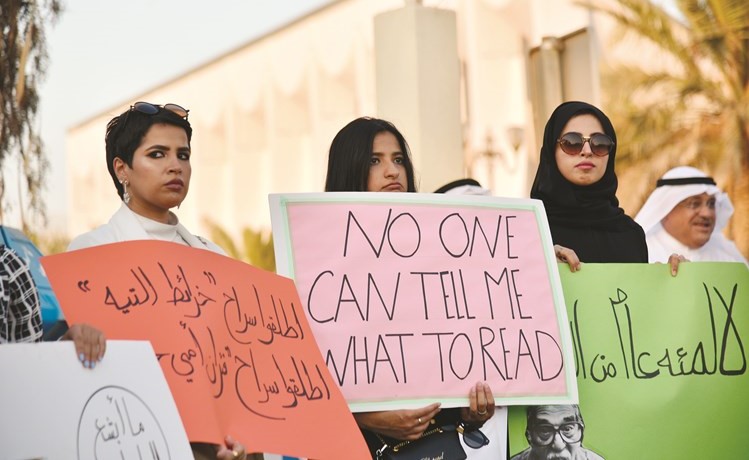 من المشاركات في الوقفة الاحتجاجية ﻿