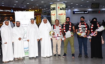 "الهيئة الخيرية" تستقبل فريق "تراحم" بالورود والتهاني بعد عودتهم سالمين