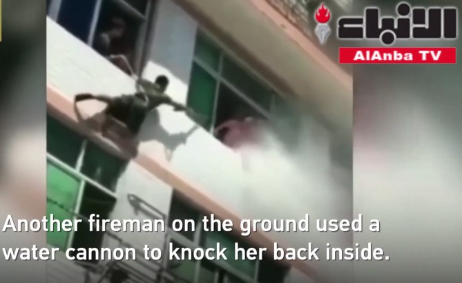 بالفيديو.. إحباط محاولة امرأة صينية الانتحار باستخدام المياه