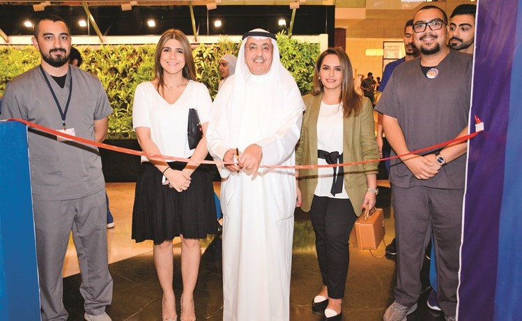  فوزي الثنيان وسحر الذربان وفجر الكندري مع الطلبة المتطوعين من كلية الطب خلال افتتاح مستشفى تيدي بير بمجمع 360﻿