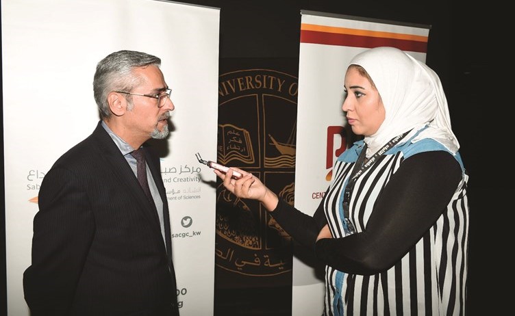 محمود زمان متحدثا للزميلة آلاء خليفة﻿