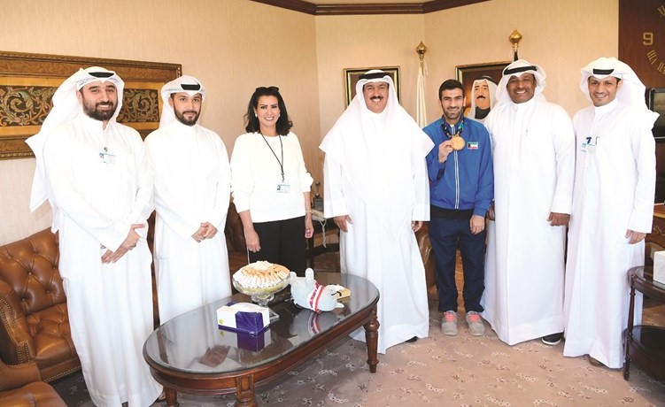 د. علي المضف متوسطا د. بدر العتيبي ود. حسين المكيمي والطالب علي الشطي وفاطمة العازمي وعلي المهدي وعباس لاري﻿