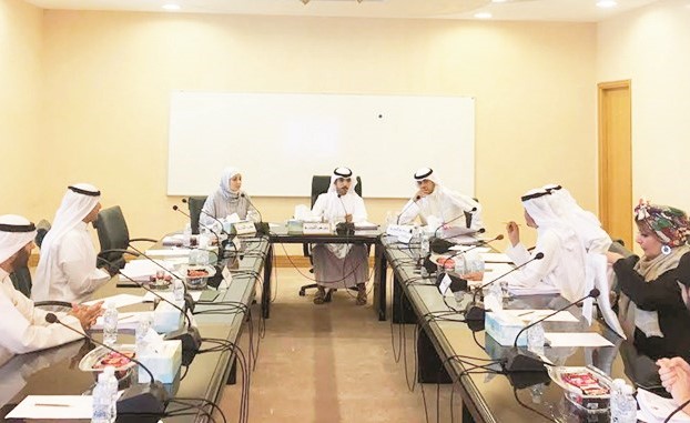 عبدالله الرومي خلال ترؤسه اجتماع اللجنة ﻿