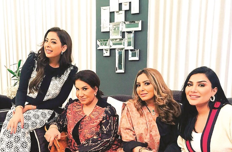 الفنانة القديرة سعاد عبدالله تتوسط العوضي والصفي وأرحمة في كواليس هم نوايا﻿