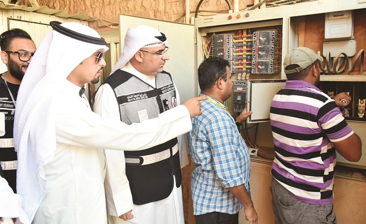 تنفيذ إجراءات قطع التيار في أحد البيوت المخالفة﻿